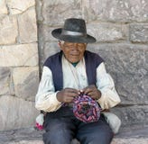 Hombre nativo peruano que hace punto un sombrero Imagenes de archivo Hombre nativo peruano que hace punto un sombrero Imagenes de archivo