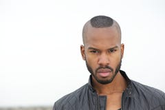 Hombre negro hermoso que mira la cámara imagenes de archivo Hombre negro hermoso que mira la cámara imagenes de archivo