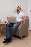 Hombre ocupado que trabaja en casa fotos de archivo Hombre ocupado que trabaja en casa fotos de archivo