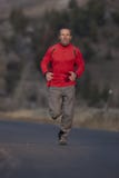 Hombre que activa en un camino Fotografía de archivo Hombre que activa en un camino Fotografía de archivo