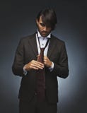 Hombre que ata su corbata fotografía de archivo libre de regalías Hombre que ata su corbata fotografía de archivo libre de regalías