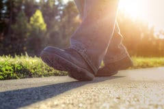 Hombre que camina en el camino. Hombre que camina en el camino.