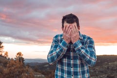 Hombre que cubre su cara con sus manos imagenes de archivo Hombre que cubre su cara con sus manos imagenes de archivo
