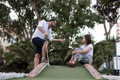 Hombre que da la lección de golf a una mujer fotos de archivo Hombre que da la lección de golf a una mujer fotos de archivo