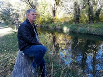 Hombre que descansa en el parque imagen de archivo libre de regalías Hombre que descansa en el parque imagen de archivo libre de regalías
