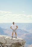 Hombre que explora el Gran Cañón en Arizona fotos de archivo Hombre que explora el Gran Cañón en Arizona fotos de archivo