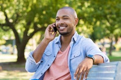 Hombre que habla sobre el teléfono imágenes de archivo libres de regalías Hombre que habla sobre el teléfono imágenes de archivo libres de regalías