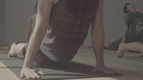 Hombre que hace asana de la yoga Pashchimotthanasana Hombre que hace asana de la yoga Pashchimotthanasana