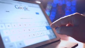 Hombre que mira en Google News Hombre que mira en Google News