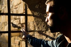 Hombre que mira las barras del canal de la paloma imágenes de archivo libres de regalías Hombre que mira las barras del canal de la paloma imágenes de archivo libres de regalías
