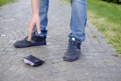 Hombre que pierde su cartera foto de archivo libre de regalías Hombre que pierde su cartera foto de archivo libre de regalías