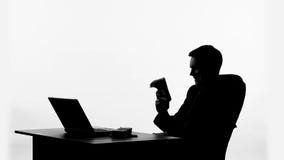 Hombre que se sienta en oficina y que cuenta el paquete de dinero, silueta masculina rica almacen de metraje de vídeo Hombre que se sienta en oficina y que cuenta el paquete de dinero, silueta masculina rica almacen de metraje de vídeo