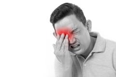Hombre que sufre de enfermedad del ojo fotografía de archivo Hombre que sufre de enfermedad del ojo fotografía de archivo