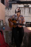 Hombre que toca la guitarra fotos de archivo Hombre que toca la guitarra fotos de archivo