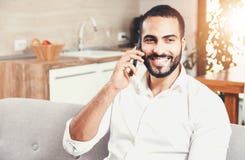Hombre que usa el teléfono móvil fotografía de archivo libre de regalías Hombre que usa el teléfono móvil fotografía de archivo libre de regalías