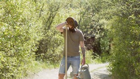 Hombre retro del granjero Actividades del centro tur?stico de Eco cultivo y cultivo de la agricultura El tiempo de primavera? sub almacen de video Hombre retro del granjero Actividades del centro tur?stico de Eco cultivo y cultivo de la agricultura El tiempo de primavera? sub almacen de video