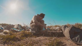 Hombre sin hogar sucio en la forma de vida el vídeo de la cámara lenta de la descarga persona destechada sin hogar que busca la c almacen de metraje de vídeo Hombre sin hogar sucio en la forma de vida el vídeo de la cámara lenta de la descarga persona destechada sin hogar que busca la c almacen de metraje de vídeo