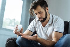 Hombre triste triste que toma la medicina imagenes de archivo Hombre triste triste que toma la medicina imagenes de archivo