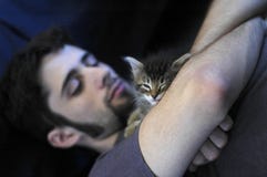 Hombre y gatito Hombre y gatito