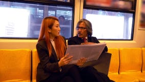 Hombre y mujer de negocios en la estación de tren Hombre y mujer de negocios en la estación de tren