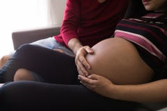 Hombre y mujer embarazada en sala de estar fotografía de archivo libre de regalías Hombre y mujer embarazada en sala de estar fotografía de archivo libre de regalías