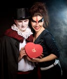 Hombre y mujer que llevan como vampiro y bruja. Halloween imágenes de archivo libres de regalías Hombre y mujer que llevan como vampiro y bruja. Halloween imágenes de archivo libres de regalías