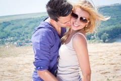 Hombre y mujer que se colocan al aire libre en abrazo juguetón fotos de archivo Hombre y mujer que se colocan al aire libre en abrazo juguetón fotos de archivo