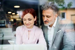 Hombre y mujer que tienen reunión de negocios en un café, usando smartphone imagenes de archivo Hombre y mujer que tienen reunión de negocios en un café, usando smartphone imagenes de archivo