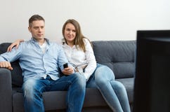 Hombre y mujer que ven la TV imagen de archivo Hombre y mujer que ven la TV imagen de archivo
