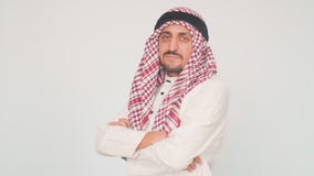 Hombre árabe adulto en vestido nacional en un fondo blanco Hombre de negocios de Arabia Saudita descontento almacen de metraje de vídeo Hombre árabe adulto en vestido nacional en un fondo blanco Hombre de negocios de Arabia Saudita descontento almacen de metraje de vídeo