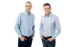 Hombres casuales jovenes que presentan en estilo fotografía de archivo Hombres casuales jovenes que presentan en estilo fotografía de archivo