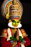 Hombres clásicos de la danza de Kathakali Kerala que saludan mirada de la postura hacia la audiencia imagenes de archivo Hombres clásicos de la danza de Kathakali Kerala que saludan mirada de la postura hacia la audiencia imagenes de archivo