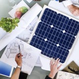 Hombres de negocios de la discusión de la energía solar del concepto de la energía imagen de archivo Hombres de negocios de la discusión de la energía solar del concepto de la energía imagen de archivo
