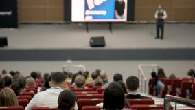 Hombres de negocios del seminario de la conferencia de la reunión de la oficina del concepto del entrenamiento Persona en el foro almacen de video Hombres de negocios del seminario de la conferencia de la reunión de la oficina del concepto del entrenamiento Persona en el foro almacen de video