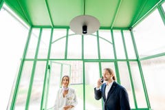Hombres de negocios en el pasillo verde fotografía de archivo libre de regalías Hombres de negocios en el pasillo verde fotografía de archivo libre de regalías