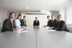 Hombres de negocios en la mesa de reuniones fotografía de archivo libre de regalías Hombres de negocios en la mesa de reuniones fotografía de archivo libre de regalías