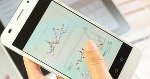 hombres de negocios 4k que hojean gráficos circulares de las finanzas y tendencia de la acción en smartphone almacen de metraje de vídeo hombres de negocios 4k que hojean gráficos circulares de las finanzas y tendencia de la acción en smartphone almacen de metraje de vídeo