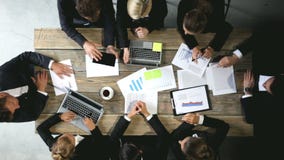 Hombres de negocios que analizan documentos almacen de video Hombres de negocios que analizan documentos almacen de video