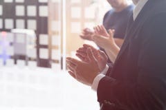 Hombres de negocios que aplauden las manos Concepto del seminario de la reunión de negocios imágenes de archivo libres de regalías Hombres de negocios que aplauden las manos Concepto del seminario de la reunión de negocios imágenes de archivo libres de regalías