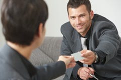 Hombres de negocios que cambian tarjetas foto de archivo libre de regalías Hombres de negocios que cambian tarjetas foto de archivo libre de regalías