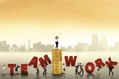 Hombres de negocios que crean la palabra del trabajo en equipo Imagen de archivo libre de regalías Hombres de negocios que crean la palabra del trabajo en equipo Imagen de archivo libre de regalías