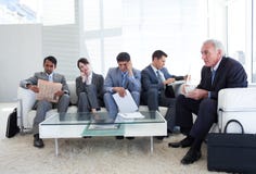 Hombres de negocios que esperan una entrevista de trabajo Hombres de negocios que esperan una entrevista de trabajo