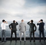 Hombres de negocios que miran al futuro foto de archivo Hombres de negocios que miran al futuro foto de archivo