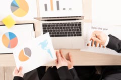 Hombres de negocios que se encuentran negociando un contrato fotografía de archivo libre de regalías Hombres de negocios que se encuentran negociando un contrato fotografía de archivo libre de regalías