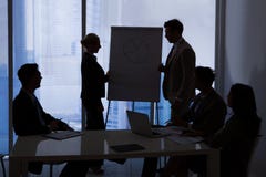 Hombres de negocios que tienen discusión en la sala de conferencias imagen de archivo libre de regalías Hombres de negocios que tienen discusión en la sala de conferencias imagen de archivo libre de regalías