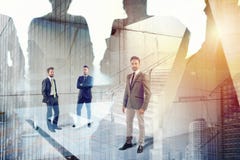 Hombres de negocios que trabajan juntos en oficina Concepto de trabajo en equipo y de sociedad imagenes de archivo Hombres de negocios que trabajan juntos en oficina Concepto de trabajo en equipo y de sociedad imagenes de archivo