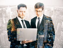 Hombres de negocios usando el ordenador portátil imágenes de archivo libres de regalías Hombres de negocios usando el ordenador portátil imágenes de archivo libres de regalías