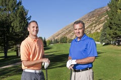 Hombres que juegan a golf foto de archivo libre de regalías Hombres que juegan a golf foto de archivo libre de regalías
