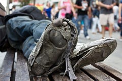 Homeless man´s rotten shoes with dirty feet on urban environment stock photography Homeless man´s rotten shoes with dirty feet on urban environment stock photography