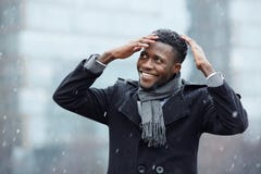 Homem africano de sorriso que aprecia a neve fotos de stock Homem africano de sorriso que aprecia a neve fotos de stock